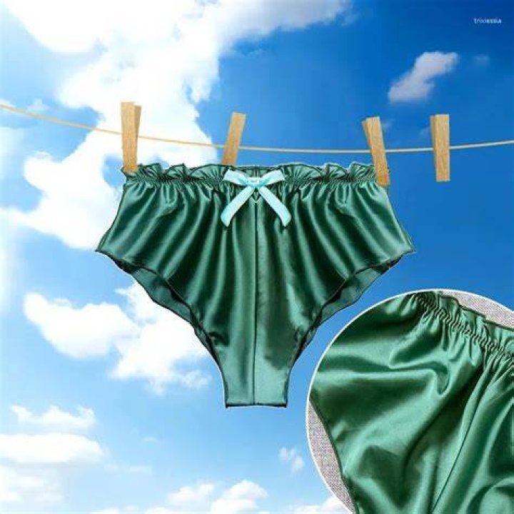 How is women's underwear supposed to fit?